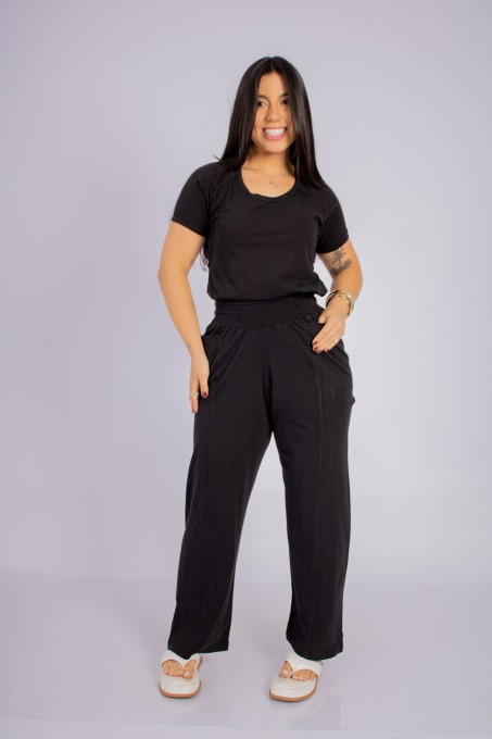Conjunto Blusa Com Recortes E Calça Reta Com Bolsos Preto