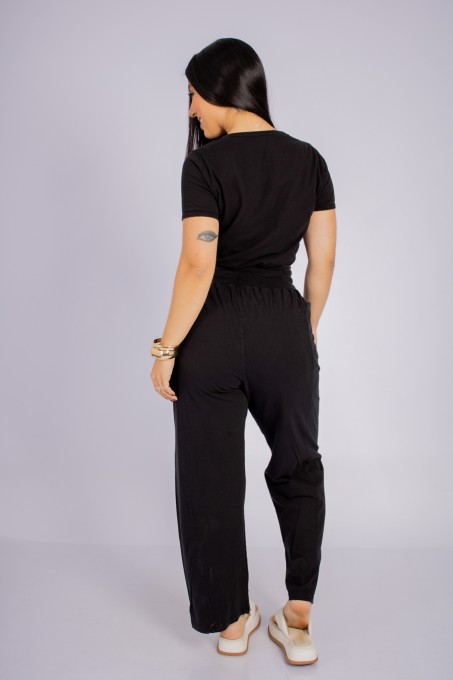 Conjunto Blusa Com Recortes E Calça Reta Com Bolsos Preto