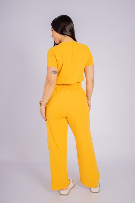 Conjunto Blusa Com Recortes E Calça Reta Com Bolsos Mostarda