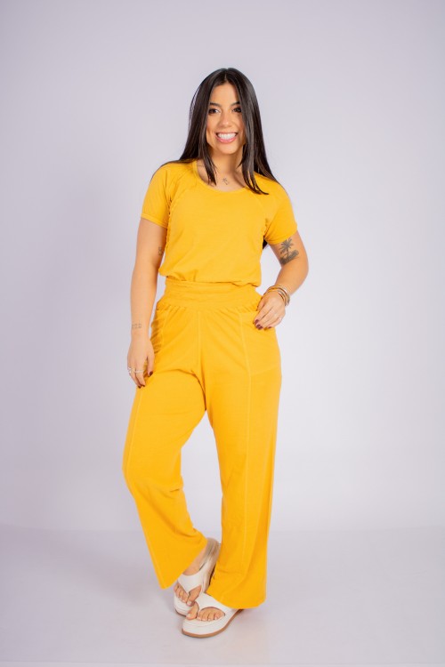Conjunto Blusa Com Recortes E Calça Reta Com Bolsos Mostarda