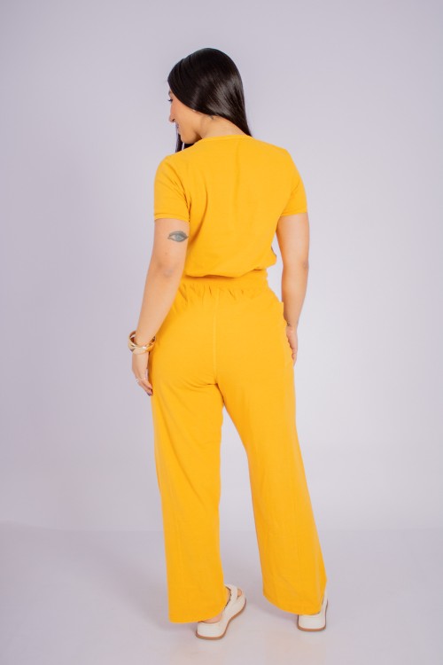 Conjunto Blusa Com Recortes E Calça Reta Com Bolsos Mostarda
