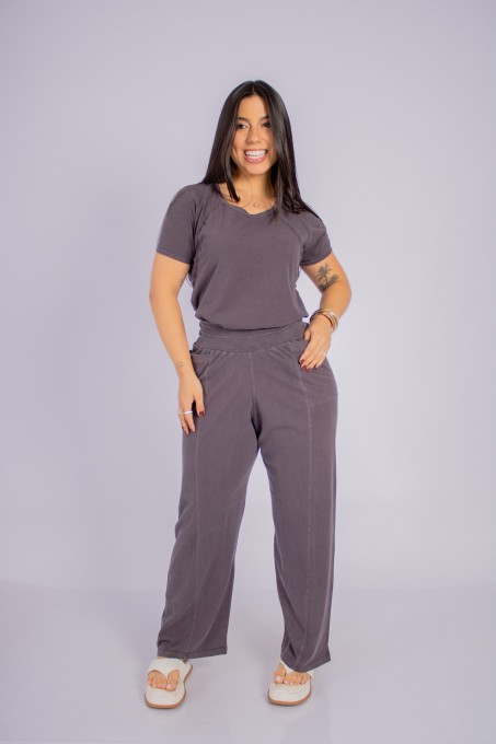 Conjunto Blusa Com Recortes E Calça Reta Com Bolsos Cinza Chumbo