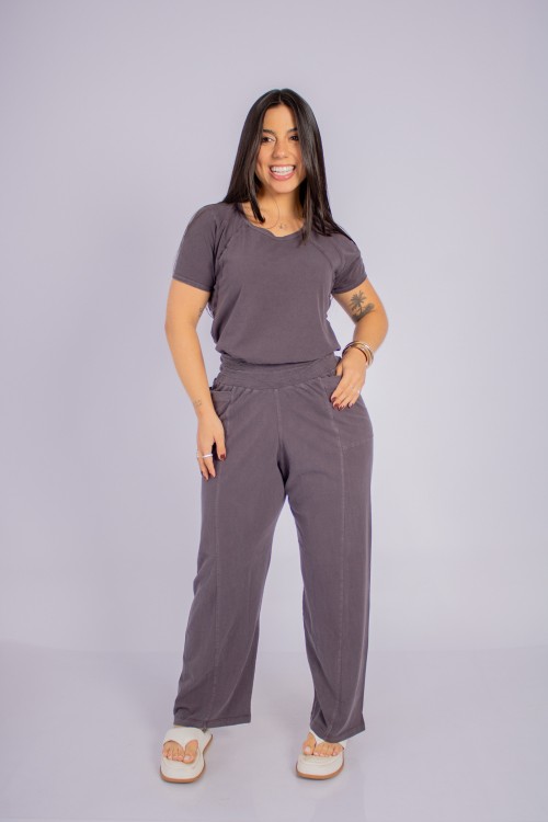 Conjunto Blusa Com Recortes E Calça Reta Com Bolsos Cinza Chumbo