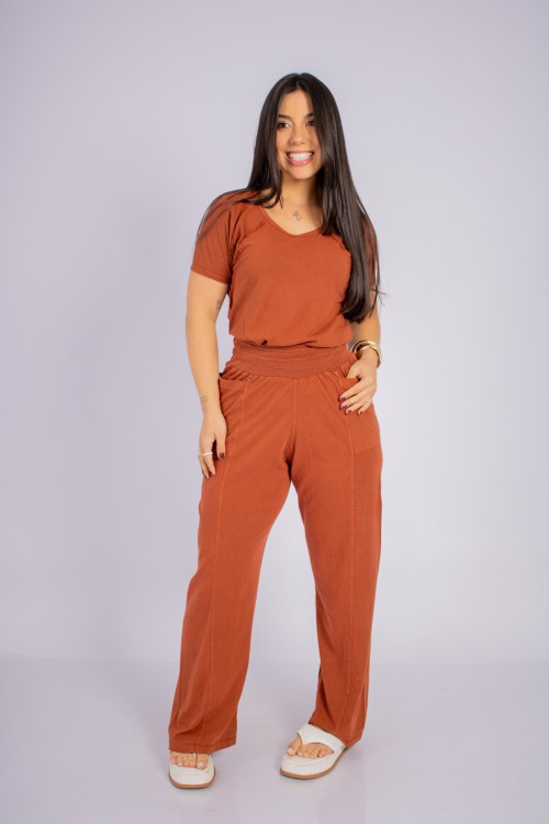 Conjunto Blusa Com Recortes E Calça Reta Com Bolsos Marrom